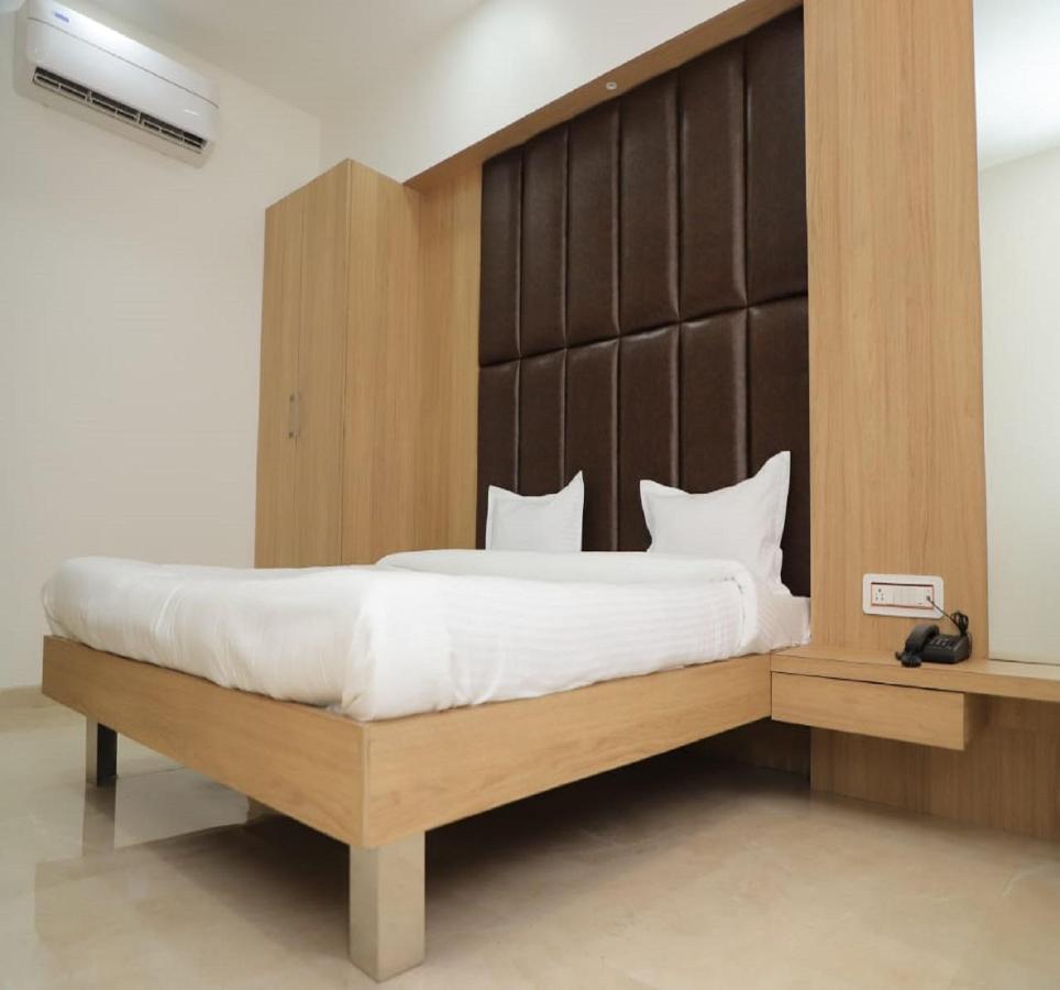Hotel Dwarka Palace 아마드나가르 외부 사진