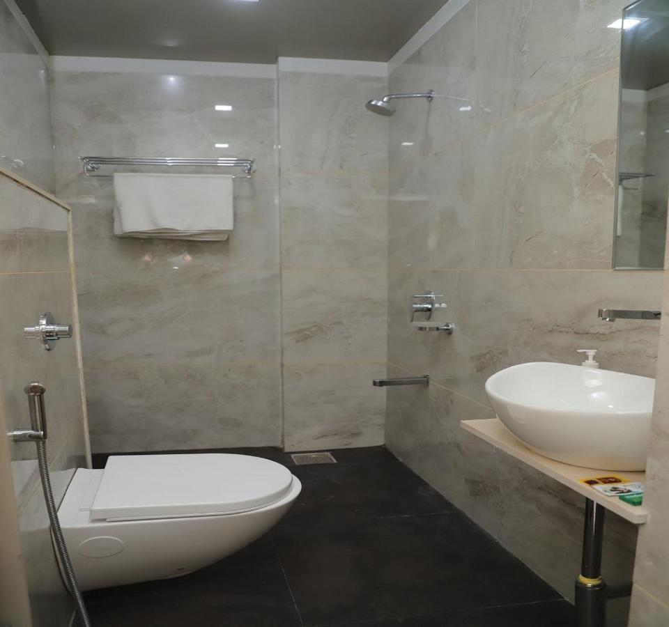 Hotel Dwarka Palace 아마드나가르 외부 사진