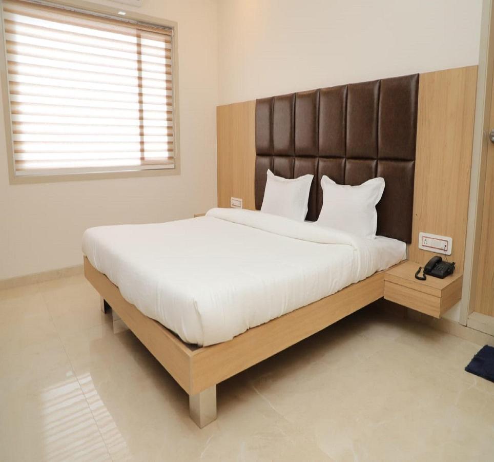 Hotel Dwarka Palace 아마드나가르 외부 사진